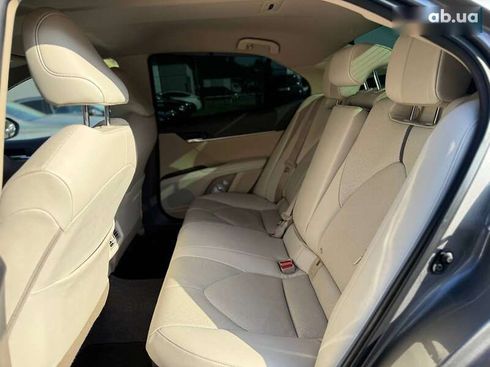 Toyota Camry 2021 - фото 16