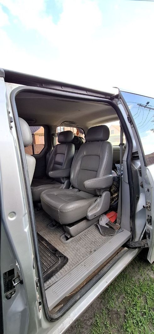 Kia Carnival 2005 серебристый - фото 3