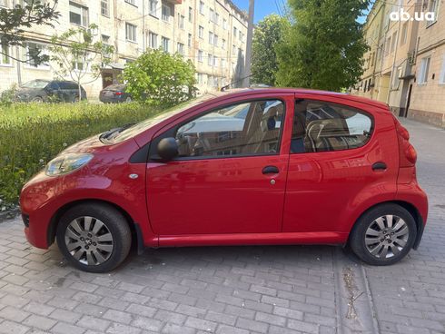 Peugeot 107 2011 красный - фото 3