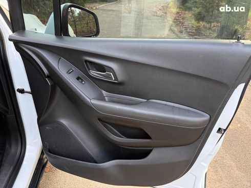 Chevrolet Tracker 2013 белый - фото 46