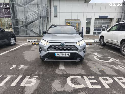 Toyota RAV4 Hybrid 2019 серый - фото 2