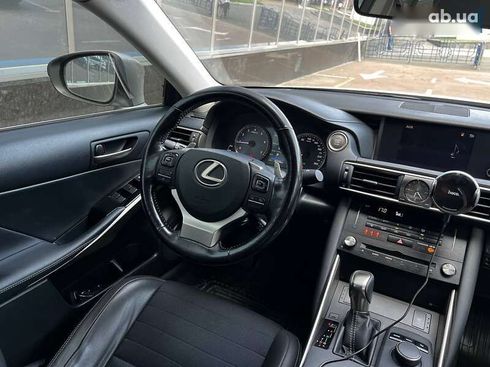 Lexus IS 2017 - фото 18