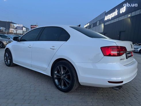 Volkswagen Jetta 2015 белый - фото 17