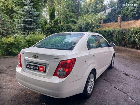 Chevrolet Aveo 2013 белый - фото 5