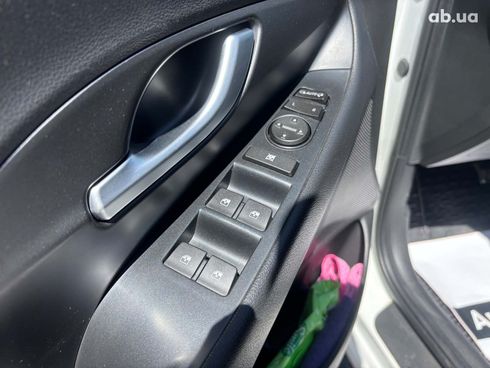 Hyundai i30 2017 белый - фото 18