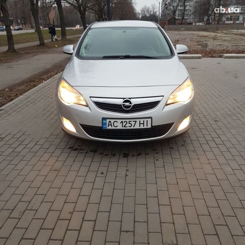 Opel Astra J Hatchback 2010 серебристый - фото 3