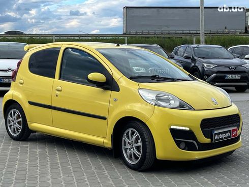 Peugeot 107 2012 желтый - фото 4