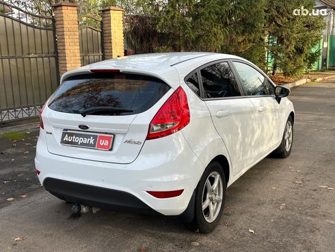 Ford Fiesta 2012 белый - фото 20