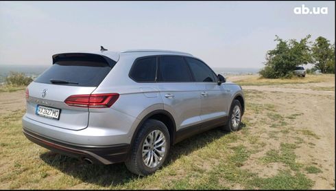 Volkswagen Touareg 2019 серый - фото 6