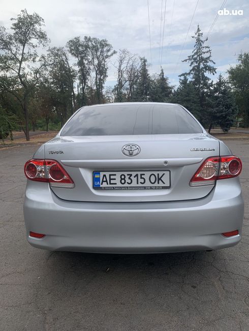 Toyota Corolla 2011 серебристый - фото 5