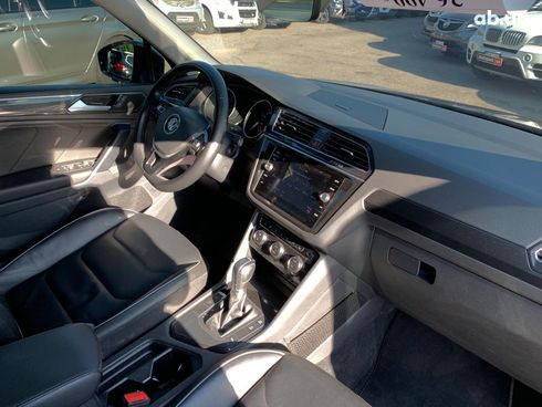 Volkswagen Tiguan 2018 серый - фото 24
