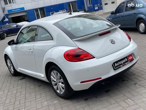 Volkswagen Beetle 2015 белый - фото 18