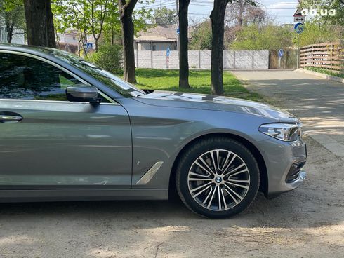BMW 5 серия 2018 серый - фото 5