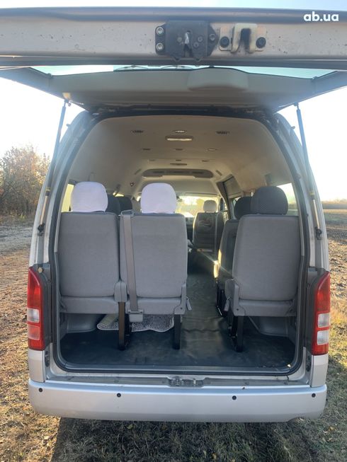 Toyota Hiace 2008 серебристый - фото 6