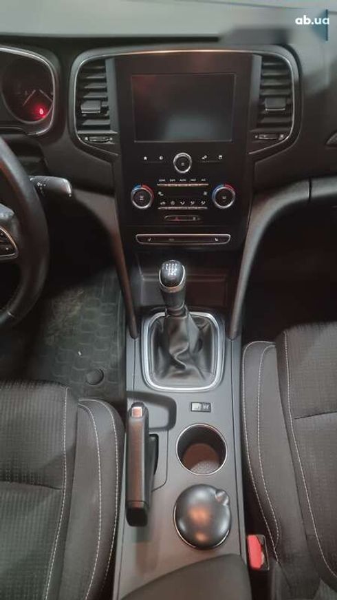 Renault Megane 2019 - фото 8