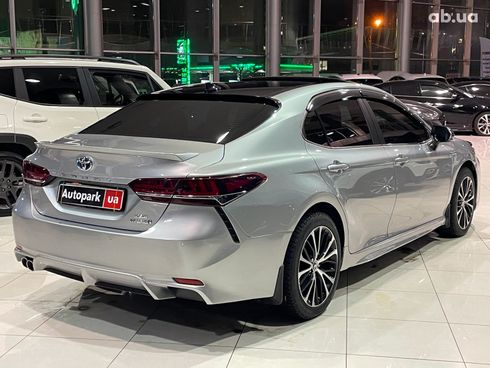 Toyota Camry 2018 серый - фото 6