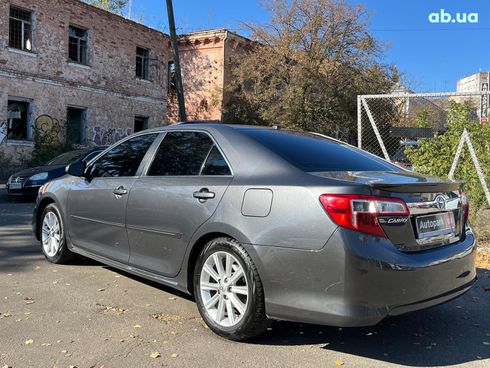 Toyota Camry 2013 серый - фото 12