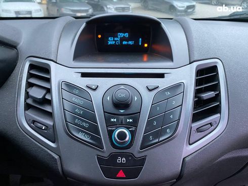 Ford Fiesta 2013 белый - фото 26