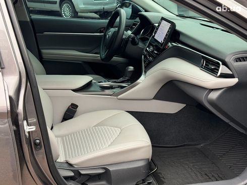 Toyota Camry 2022 серый - фото 24