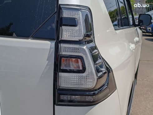 Toyota Land Cruiser Prado 2021 белый - фото 13