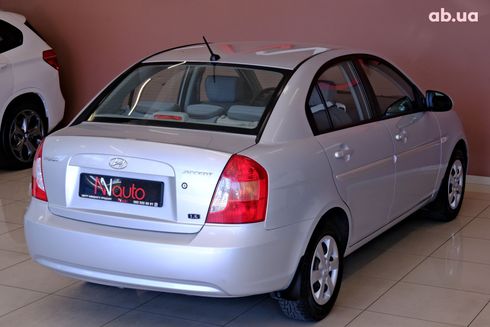 Hyundai Accent 2008 серебристый - фото 5