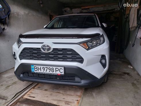 Toyota RAV4 2022 белый - фото 2