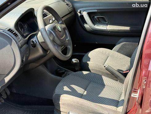 Skoda Fabia 2011 красный - фото 9