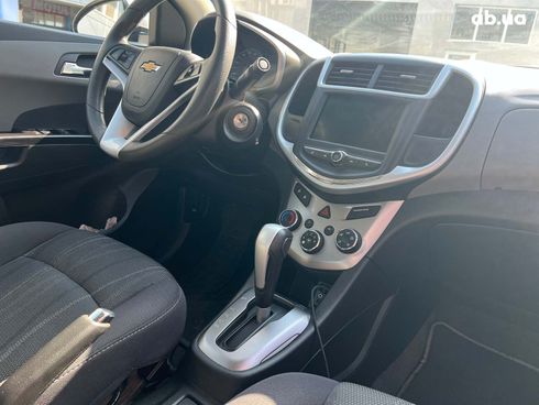 Chevrolet Sonic 2019 серый - фото 25