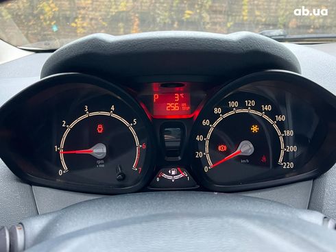 Ford Fiesta 2011 белый - фото 12