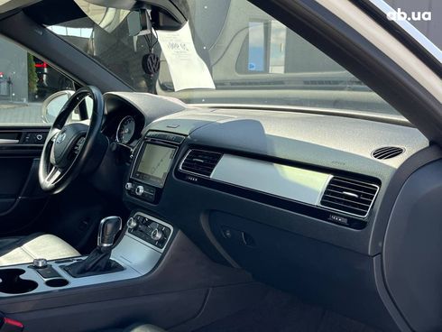 Volkswagen Touareg 2016 белый - фото 9