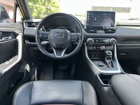 Toyota RAV4 2020 серый - фото 15
