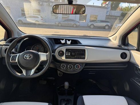 Toyota Yaris 2012 красный - фото 26