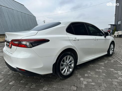 Toyota Camry 2021 белый - фото 8