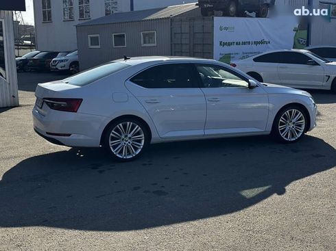 Skoda Superb 2019 - фото 8