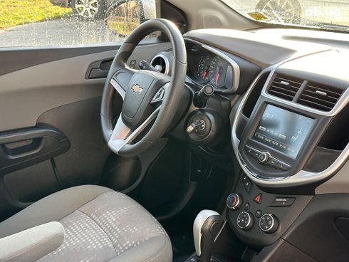 Chevrolet Sonic 2017 серый - фото 32