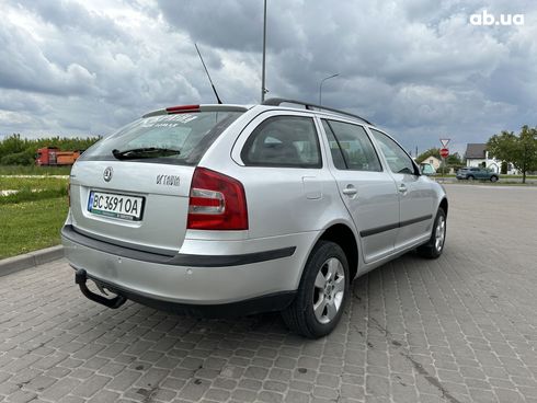 Skoda Octavia 2005 серебристый - фото 12