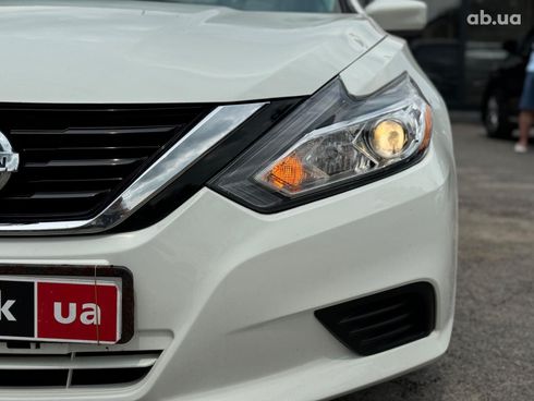 Nissan Altima 2018 белый - фото 11