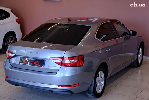 Skoda Superb 2018 серый - фото 5
