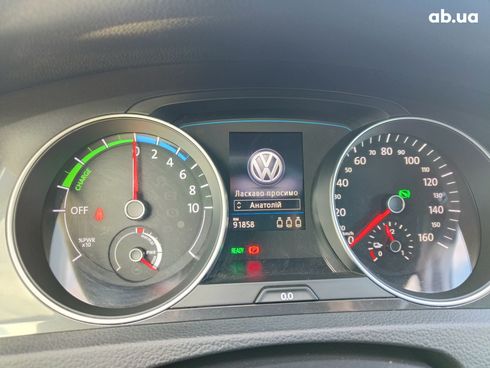 Volkswagen e-Golf 2017 белый - фото 11