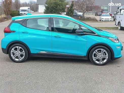 Chevrolet Bolt 2021 голубой - фото 6