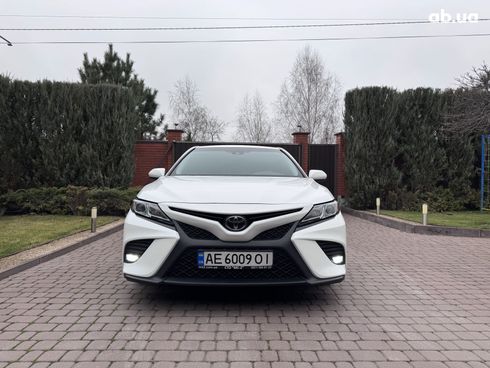 Toyota Camry 2018 белый - фото 12