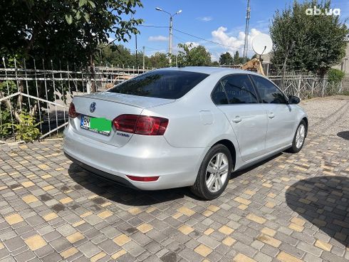 Volkswagen Jetta 2014 серебристый - фото 20