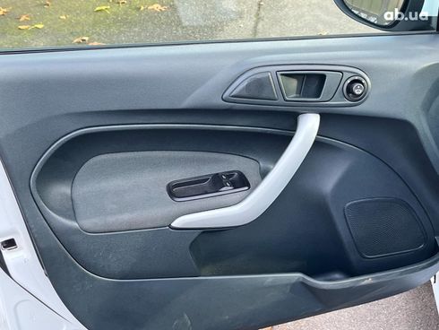 Ford Fiesta 2012 белый - фото 24