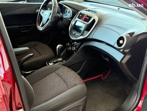 Chevrolet Sonic 2018 красный - фото 20