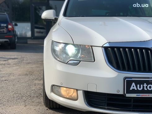 Skoda Superb 2011 белый - фото 10