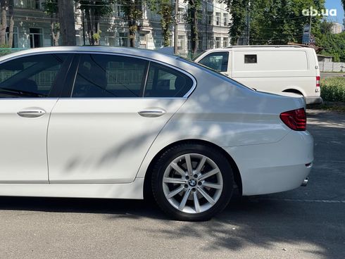 BMW 5 серия 2015 белый - фото 11