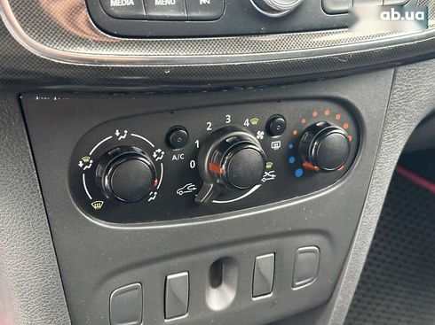 Renault Sandero 2019 - фото 18