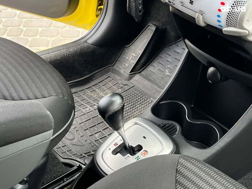 Peugeot 107 2012 желтый - фото 26