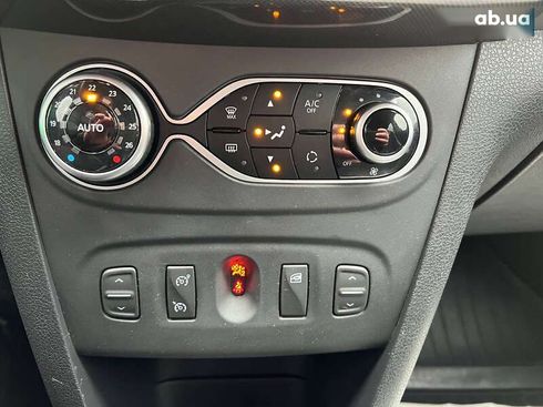 Renault Sandero 2019 - фото 20