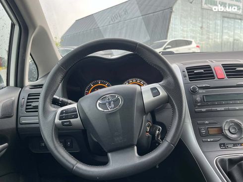 Toyota Auris 2010 белый - фото 22